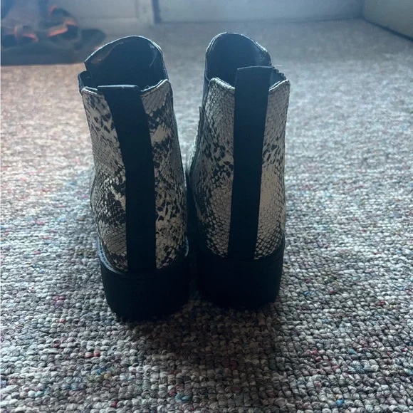 Size 8.5 Qupid Snake Skin Chelsea Boot - Picture 2 of 6